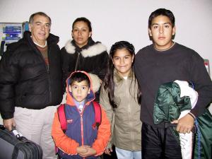 Llegó de México Ricardo Canive, lo recibieron su esposa Susana de Canive y sus hijos Hugo, Gloriella y Alan.