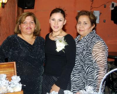 Adriana Gutiérrez acompañadad e Clara Gutiérrez Moreno y Carlota García de Canales organizadoras de su despedida de soltera.