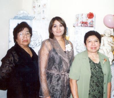 Belem Briones Morales acompañada de las organizadoras de su despedida de soltera Belem Morales de Briones y Hortensia Ramos de Durán