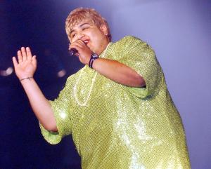 Rafita, quien vestido como Paquita la del Barrio saltó al foro ganándose la aprobación de los laguneros.