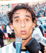 “Con mucha fe supimos encarar este encuentro, contra una escuadra muy experimentada y con grandes figuras, ahora el equipo joven sale adelante con mucha personalidad, hay que ver si nos alcanza para conseguir el campeonato”.- Fernando Arce, mediocampista de los Potros de Hierro.