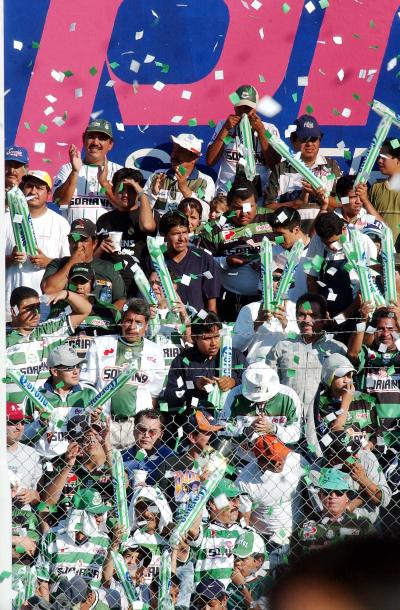 Así fue como una afición apasionada vivió, sufrió y gozó el andar del Santos Laguna, el 'Coloso del Norte'.