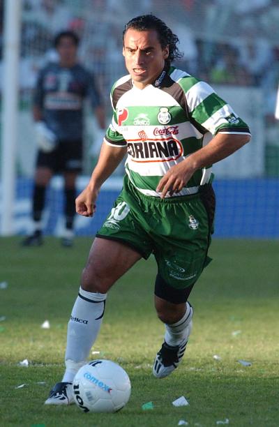 El zaguero central Mario Hernández Lash apagó a los 75 minutos la reacción que había tenido Santos en el segundo tiempo, para que Atlante rescatara un 2-2 en el Estadio Corona y así calificar a las semifinales del Campeonato Apertura 2003 con global 3-5.