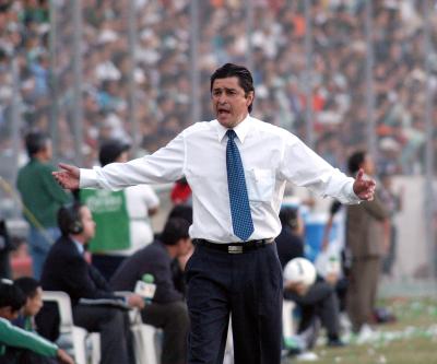 A unas horas del arranque del partido de vuelta de cuartos de final del Campeonato Apertura 2003 frente a los Potros de Hierro, la exigente y fiel afición del cuadro santista se hizo presente en los alrededores del inmueble.


Desde la plaza de armas, ubicada en el centro de Torreón, hasta el boulevard Miguel Alemán, que conecta Gómez Palacio, municipio de Durango, con esta entidad, desfilaron muchos autos que orgullosos portaban la bandera verdiblanca del cuadro lagunero.

A pesar de los goles de desventaja con el que llegaron al segundo encuentro después de caer 1-3 en el duelo de ida, la gente aseguró que se habían levantado de situaciones peores en anteriores ocasiones.
