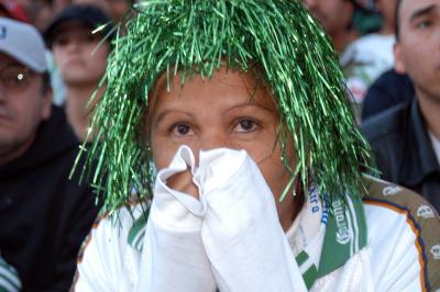 Santos Laguna está fuera de la lucha por el título, el comportamiento de sus seguidores en el interior del Estadio Corona resulta aceptable, en esta ocasión el trabajo de los guardias parece adecuado y ahora toca el turno de asomarse al exterior del inmueble, en donde mucha gente acepta la derrota con resignación, mientras que otros dan rienda suelta a la frustración de ver eliminado al equipo de sus amores.