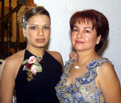 Flor Orquídea Monsiváis Hernández acompañada de la anfitriona de su primera despedida de soltera, la señora Coco Hernández de Martínez.