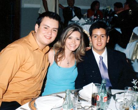 Lic. Dabdoub Velázquez acompañada de sus primos, José Alberto y Juan Carlos Mendoza Velázquez.