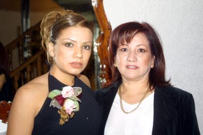 Flor Monsiváis Hernández en compañía de su mamá Blanca Hernández Retana