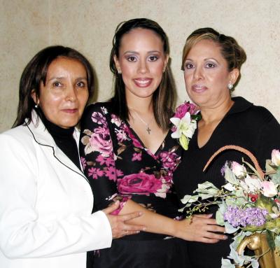 Judith Balboa Malerva con las organizadoras de su despedida de soltera, Maribel Malerva de Balboa y Rosa María Herrera Saldaña.