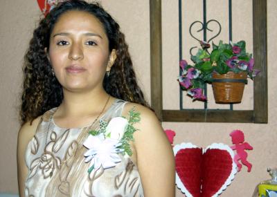 Marcela Martínez Ceniceros captada en la despedida de soltera que le organizaron en fechas pasadas.