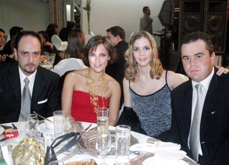 09 de diciembre 
Alberto López Villegas, Alejandra Martínez de López, Rocío Cervantes y Gerardo Barrios, captados en un festejo social.