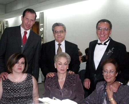 Fernando, Ana, Carmen, Bonifacio, Lolita, Manuel y María Eva captados en pasado acontecimiento.
