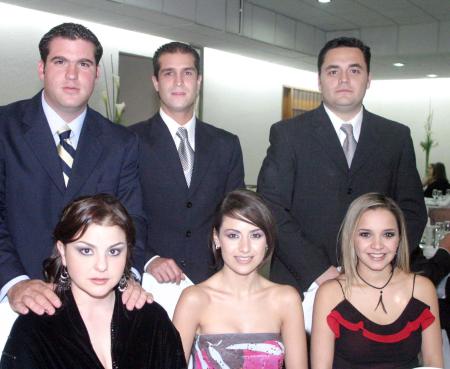 Israel de Cayón, Mayra de De Cayón, Sergio Cid, Maribel López, Carlos Mijares y Ale de Mijares en una grata velada.