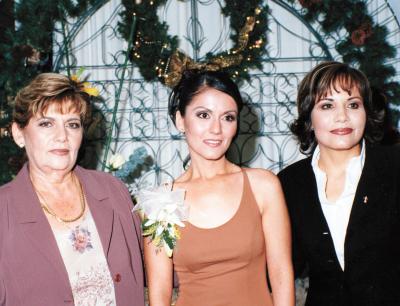 Elizabeth Villavicencio Torres en compañía de Rosa María Torres de Villavicencio y Olivia de la Fuente de Contreras anfitrionas de su convivio de despedida.