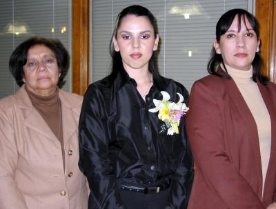 Karla Sánchez Valdez acompañada de María Lourdes de Alvarado y Leticia Sánchez, organizadoras de su despedida de soltera.
