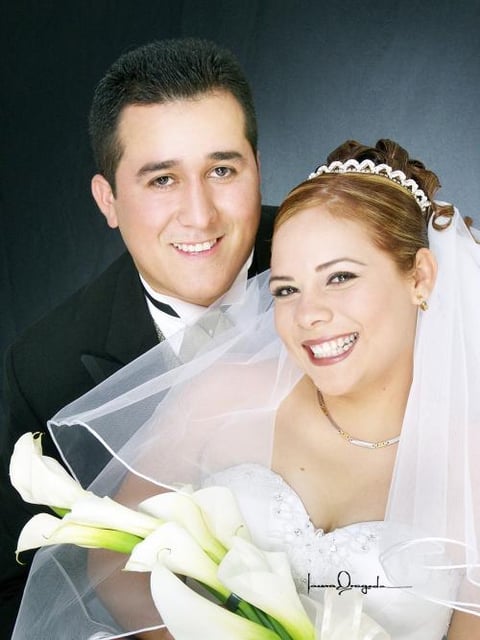 C.P. Julio César Sosa Rivera y C.P. Érika Violeta Magdaleno Díaz contrajeron matrimonio en la parroquia de Nuestra Señora de la Virgen de la Encarnación el 29 de noviembre de 2003.

Estudio Laura Grageda.