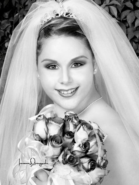 Lic. Nora Dively Flores  González el día de su enlace nupcial con el Ing. Óscar López García.
Estudio Laura Grageda.