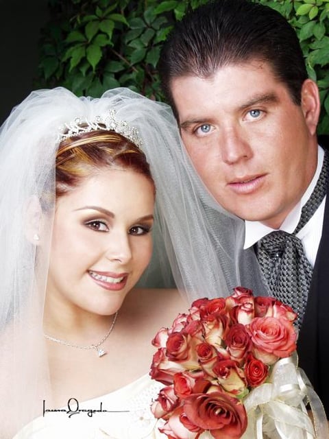 Ing. Óscar López García y Lic. Nora Dively Flores González recibieron la bendición nupcial en la capilla de La Divina Providencia el 22 de noviembre de 2003.
Estudio Laura Grageda.