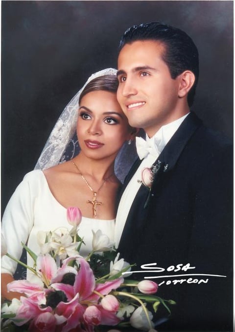 Lic. Orlando Hernández Soto y Lic. Adelú Zamorano Cavanzón recibieron la bendición nupcial en la parroquia de Nuestra Señora de la Virgen de la Encarnación el ocho de noviembre de 2003.
Studio Sosa.