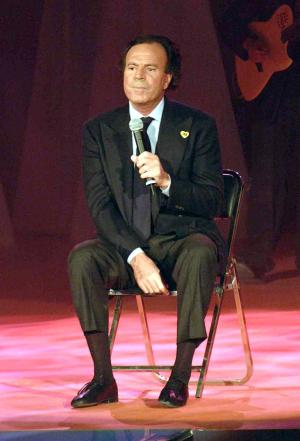 Julio Iglesias fue de los primeros en llamar a la población a donar para el Teletón, además de recordar que sus primeros años de vida los pasó en una silla de ruedas.