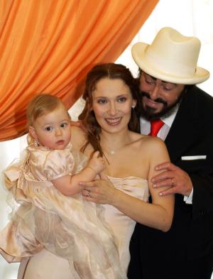 La recién formada familia Pavarotti posan para los fotógrafos.