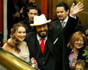 Luciano Pavaroti ha expresado reiteradamente en los últimos tiempos su intención de retirarse en 2005, cuando cumpla 70 años, con el propósito de dedicarse a la enseñanza de la música, con la creación de dos escuelas, en Nueva York y Módena.