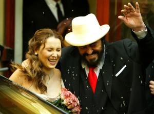 Al finalizar el acto en el teatro que el propio Pavarotti llamó 'la iglesia de los artistas', comenzó una recepción en un recinto de 1.500 metros cuadrados levantado expresamente en uno de los parques de Módena.