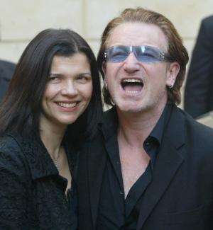 En la platea un sinfín de caras conocidas, desde el tenor español José Carreras a los cantantes Bono, líder del grupo U-2, Sting y algunos de los nombres más relevantes de la moda y la canción italiana, como Alberta Ferreti, María Luisa Trussardi, Roberta Armani, Lucio Dalla o Zucchero.