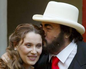 los testigos de Pvarotti fueron la mujer de su médico 'dietólogo' y su amigo fraternal Andrea Strata por el marido, y un primo y un amiga boloñesa por parte de la esposa.