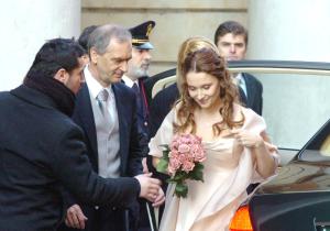 Como si se tratara de un estreno, Pavarotti y Mantovani -vestida para la ocasión por Armani, con un traje largo de color rosa palo- ocuparon la escena delante del alcalde de Modena, Giuliano Barbolini, que ofició el rito civil.