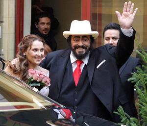 El tenor italiano Luciano Pavarotti, de 68 años, se casó en segundas nupcias con su ex secretaria Nicoletta Mantovani, de 33, en una ceremonia civil celebrada en el teatro de su ciudad natal de Módena, rodeado de estrellas de la lírica y el espectáculo.