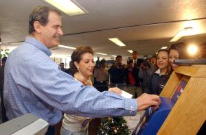 El presidente Vicente Fox y su esposa, Marta Sahagún fueron de los primeros en donar, pero no revelaron el monto porque lo importante, dijo el mandatario, es ayudar a quienes sufren alguna discapacidad.
