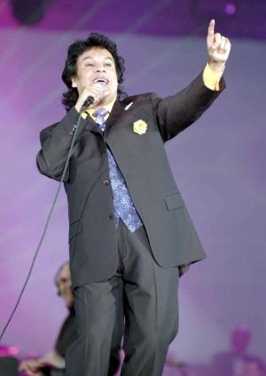A las 23:15 horas, Verónica presentó al estelar de la noche, Juan Gabriel, quien invitó al público a donar muy a su manera, cantando 'La colita se te mueve con el 9, 9, 9, 9. Porque el que da... recibe, porque el que da... recibe...'. El cantante bromeó sobre su situación económica diciendo que él no tenía dinero, y la actriz le respondió que no importaba, porque nos da la felicidad.