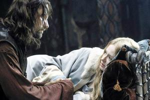Sin embargo, para reclamarlo debe enfrentar muchas pruebas personales, entre ellos un viaje al Sendero de los Muertos, donde debe persuadir a legiones de espíritus combatientes a unírsele para defender Gondor.
