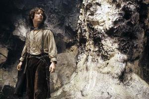 Mientras tanto, Frodo y Sam continúan su camino hacia Mordor, a la espera de que Sauron no repare en que dos pequeños Hobbits se acercan cada día más al final de su camino, el Monte del Destino.