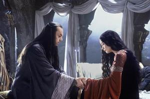 El Regreso del Rey concluye el viaje de los hobbits Frodo  y Sam  para destruir el 'anillo único' sobre él cual depende el futuro de la Tierra Media, ayudados y a la vez entorpecidos por el grotesco Gollum que quiere recuperar su 'tesoro' (el anillo).