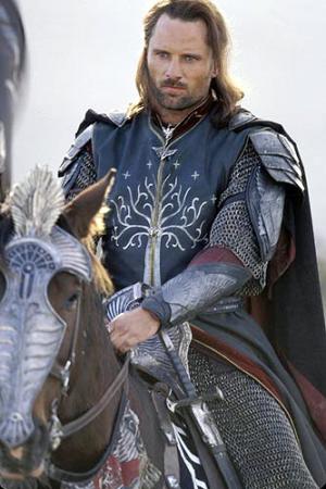 En la segunda, 'El señor de los anillos: Las dos torres', la comunidad se ha dividido, y la guerra se gesta entre las fuerzas del bien, lideradas por Gandalf y un ejército de orcos sedientos de sangre comandados por Saruman, otro mago, superior en jerarquía a Gandalf, pero quien se inclinó a respaldar a Sauron.
