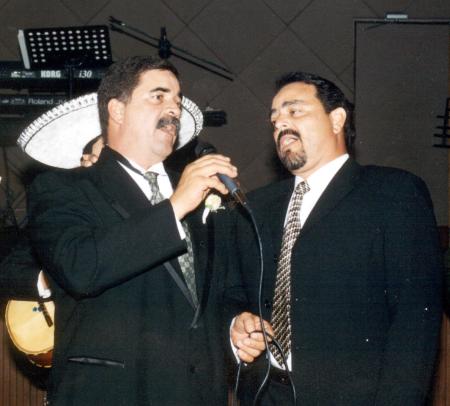 Francisco Álvarez Cruz le dedicó a sus padres quienes celebraron sus bodas de Oro, dos canciones, lo acompañó José Cruz Ponce.