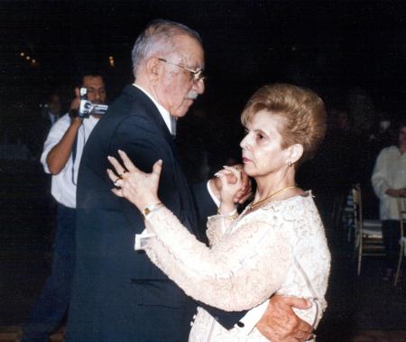 Los señores Salvador Álvarez y María Elena Cruz celebraron sus bodas de Oro.