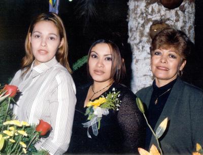 La cercana contrayente Marlene Cázares acompañada de Gabriela Cázares de Espinoza  y Cuquis Muñoz de Cázares.