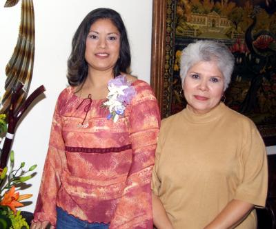  15 de diciembre  

San Juan  García Castañeda junto a Amalia Flores de Ruiz en la fiesta de despedida que le ofrecieron.
