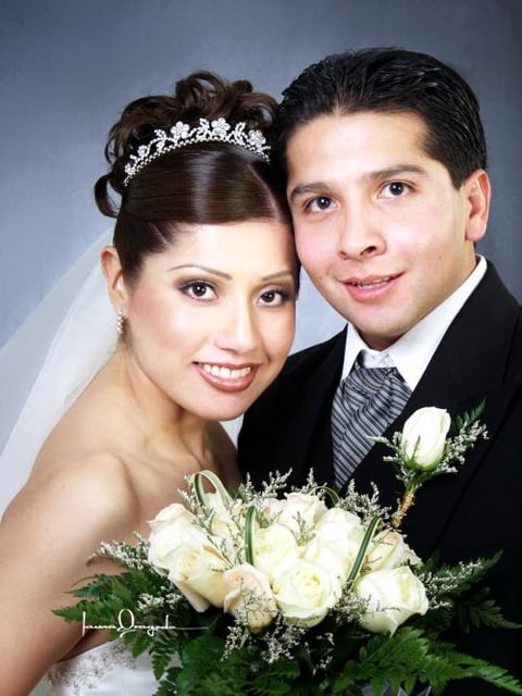 C.P. José Arellano Ramírez y C.P. Claudia Iliana Tabares García recibieron la bendición nupcial en la parroquia Los Ángeles el seis de diciembre de 2003.
.
Estudio Laura Grageda.