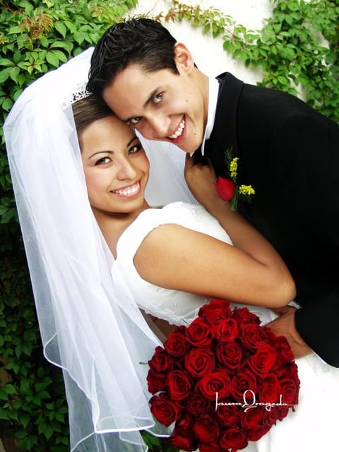 Lic. Ernesto Lesprón Frausto y Lic. Diana Jazmín Zapata Ortiz recibieron la  bendición nupcial en la parroquia Los Ángeles el siete de noviembre de 2003.
Estudio Laura Grageda.