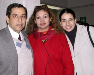 A la Ciudad de México se trasladó Jesús Ochoa, lo despidieron su esposa Ana María V. de Ochoa y su hija Martha Patricia.