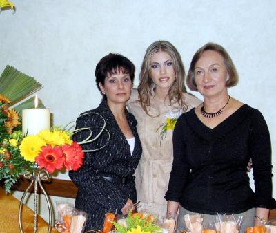 Ana Máynez Varela en la fiesta de despedida que le organizaron Aurora Berlanga de González e Isabel Varela de Máynez.
