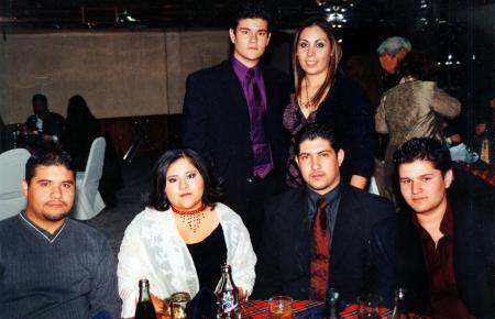 David Martínez, Eduardo Ortega, Manuel Ignacio y Manuel Martín Quiroz Reyes, Claudia Reyes y Analí Peña en un convivio navideño.