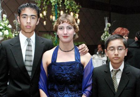  21 de diciembre   
Érick Esparza Márquez, Maribel Márquez Prieto y Michel Esparza Márquez..