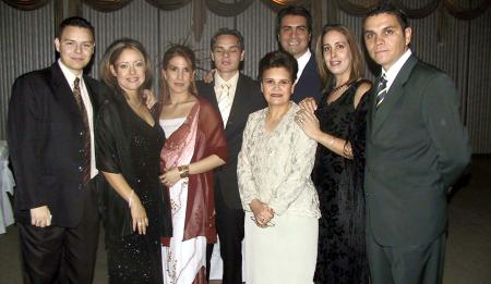 Juan José Bernal, Milagros García, Mayte Romero, Luis Carlos Bernal, María de los Ángeles Arreola, Cleofas Arreola, Gabriela Genel y Juan Carlos Arreola en pasado acontecimiento de boda.