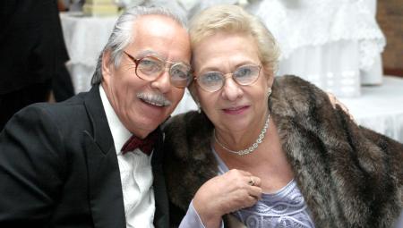  24 de diciembre  
Héctor Sánchez Andrade y su esposa en un festejo social.