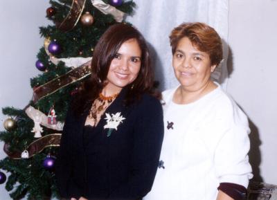  27 de diciembre  
Sadra G. Martínez con la organizadora de su despedida de soltera, señora Alicia Martínez de Padilla.